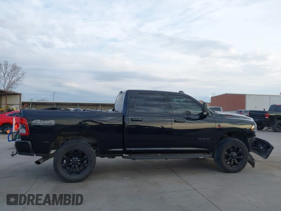 2022 Ram 2500 Big Horn z VIN 3C6UR5DL8NG125542, wystawiony jako IAAI lot #41881676 z przebiegiem 55 332 mil mil oraz . Historia ofert i sprzedaży dostępna na DreamBid. Obrazek 14.
