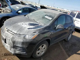 2020 Chevrolet Trax LS z VIN KL7CJKSBXLB057820, wystawiony jako Copart lot #49139265 z przebiegiem 46 038 mil mil oraz Szkoda całkowita • Salvage title. Historia ofert i sprzedaży dostępna na DreamBid. Obrazek 1.