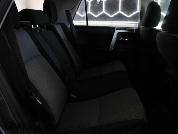 2019 Toyota 4Runner SR5 z VIN JTEBU5JR4K5733967, wystawiony jako Copart lot #59749215 z przebiegiem 42 467 mil mil oraz Szkoda całkowita • Salvage title. Historia ofert i sprzedaży dostępna na DreamBid. Obrazek 6.