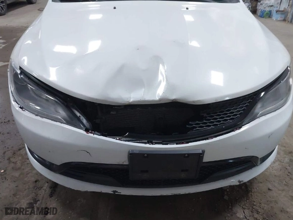 2015 Chrysler 200 Limited with VIN 1C3CCCAB9FN662097, listed as a IAAI auction lot 41987715 with 196,357 mi miles. Bid and sale history available at carsss.com. Image 6.