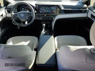 2025 Toyota Camry LE z VIN 4T1DBADK3SU502862, wystawiony jako Copart lot #51853575 z przebiegiem 31 601 mil mil oraz Szkoda całkowita • Salvage title. Historia ofert i sprzedaży dostępna na DreamBid. Obrazek 8.