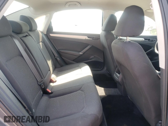 2017 Volkswagen Passat S z VIN 1VWAT7A38HC056059, wystawiony jako Copart lot #57657135 z przebiegiem 117 504 mil mil oraz Szkoda całkowita • Salvage title. Historia ofert i sprzedaży dostępna na DreamBid. Obrazek 10.