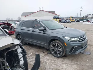 2022 Volkswagen Tiguan SEL R-Line with VIN 3VV4B7AX1NM159048, listed as a IAAI auction lot 41352532 with 33,394 mi miles. Bid and sale history available at carsss.com. Image 13.
