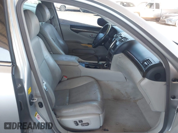 2009 Lexus LS 460 with VIN JTHBL46F895091293, listed as a IAAI auction lot 41825852 with 193,568 mi miles. Bid and sale history available at carsss.com. Image 5.