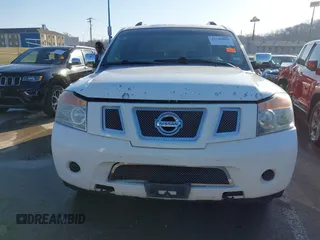 2009 Nissan Armada SE z VIN 5N1BA08D99N604316, wystawiony jako IAAI lot #41749094 z przebiegiem 326 455 mil mil oraz . Historia ofert i sprzedaży dostępna na DreamBid. Obrazek 12.
