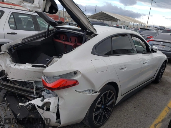 2023 BMW i4 eDrive40 z VIN WBY73AW05PFR28279, wystawiony jako IAAI lot #41262952 z przebiegiem 40 011 mil mil oraz . Historia ofert i sprzedaży dostępna na DreamBid. Obrazek 14.