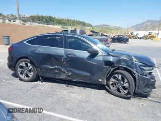 2020 Audi e-tron Sportback Premium Plus z VIN WA12ABGEXLB035392, wystawiony jako IAAI lot #42304663 z przebiegiem 35 382 mil mil oraz . Historia ofert i sprzedaży dostępna na DreamBid. Obrazek 13.