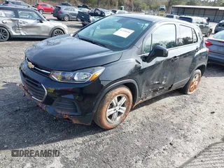 2022 Chevrolet Trax LS z VIN KL7CJKSM4NB527702, wystawiony jako IAAI lot #41339416 z przebiegiem 52 934 mil mil oraz . Historia ofert i sprzedaży dostępna na DreamBid. Obrazek 2.