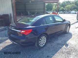 2012 Chrysler 200 Touring z VIN 1C3CCBBB1CN172726, wystawiony jako IAAI lot #42157617 z przebiegiem 198 765 mil mil oraz . Historia ofert i sprzedaży dostępna na DreamBid. Obrazek 4.