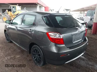 2009 Toyota Matrix z VIN 2T1KU40E29C039725, wystawiony jako IAAI lot #41682877 z przebiegiem 136 717 mil mil oraz . Historia ofert i sprzedaży dostępna na DreamBid. Obrazek 3.