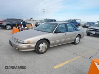 1997 Oldsmobile Cutlass Supreme S z VIN 1G3WH52M4VF303898, wystawiony jako IAAI lot #41853372 z przebiegiem 125 239 mil mil oraz . Historia ofert i sprzedaży dostępna na DreamBid. Obrazek 2.