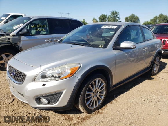 2012 Volvo C30 z VIN YV1672MK7C2281133, wystawiony jako Copart lot #66388394 z przebiegiem 98 504 mil mil oraz Szkody całkowita. Historia ofert i sprzedaży dostępna na DreamBid. Obrazek 1.