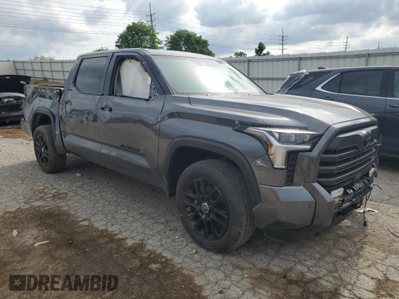 2024 Toyota Tundra Limited z VIN 5TFWA5DB8RX186584, wystawiony jako Copart lot #56949425 z przebiegiem 8 070 mil mil oraz Szkoda całkowita • Salvage title. Historia ofert i sprzedaży dostępna na DreamBid. Obrazek 4.