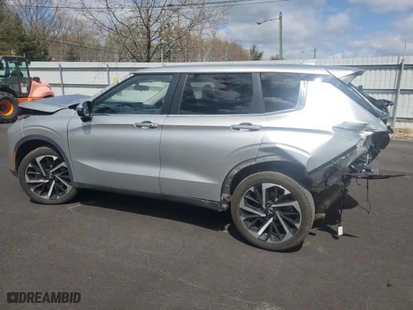 2024 Mitsubishi Outlander SE with VIN JA4J4VA82RZ058365, listed as a Copart auction lot 53301065 with 30,362 mi miles and Salvage Title. Bid and sale history available at carsss.com. Image 2.