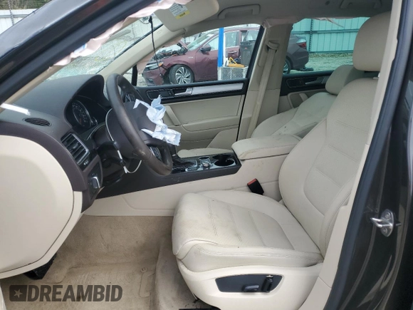 2016 Volkswagen Touareg Sport z VIN WVGEF9BP3GD013102, wystawiony jako Copart lot #53333375 z przebiegiem Nie podano mil oraz Szkoda całkowita • Salvage title. Historia ofert i sprzedaży dostępna na DreamBid. Obrazek 7.