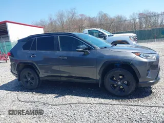 2021 Toyota RAV4 Hybrid XSE z VIN 4T3E6RFV4MU058397, wystawiony jako IAAI lot #42060980 z przebiegiem 236 612 mil mil oraz . Historia ofert i sprzedaży dostępna na DreamBid. Obrazek 13.