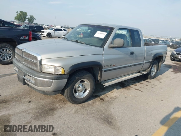 1998 Dodge 1500 z VIN 1B7HC13Y7WJ121175, wystawiony jako IAAI lot #42380600 z przebiegiem 108 539 mil mil oraz . Historia ofert i sprzedaży dostępna na DreamBid. Obrazek 2.