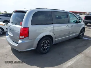 2017 Dodge Grand Caravan GT z VIN 2C4RDGEG7HR700335, wystawiony jako IAAI lot #42214277 z przebiegiem 149 372 mil mil oraz . Historia ofert i sprzedaży dostępna na DreamBid. Obrazek 4.