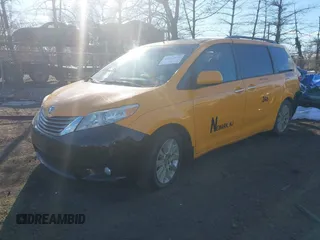 2017 Toyota Sienna XLE Auto Access Seat z VIN 5TDYZ3DC6HS792503, wystawiony jako IAAI lot #41272021 z przebiegiem 109 315 mil mil oraz . Historia ofert i sprzedaży dostępna na DreamBid. Obrazek 2.