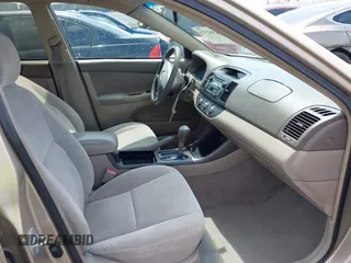 2002 Toyota Camry LE z VIN 4T1BE32K72U078387, wystawiony jako IAAI lot #42052328 z przebiegiem 157 394 mil mil oraz . Historia ofert i sprzedaży dostępna na DreamBid. Obrazek 5.