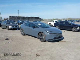 2024 Toyota Prius LE z VIN JTDADABU6R3018898, wystawiony jako IAAI lot #42031529 z przebiegiem 2 746 mil mil oraz . Historia ofert i sprzedaży dostępna na DreamBid. Obrazek 1.