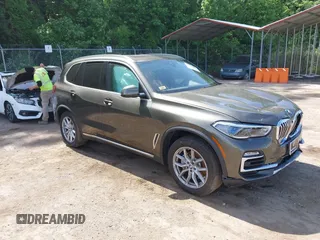 2021 BMW X5 xDrive40i z VIN 5UXCR6C06M9G21960, wystawiony jako IAAI lot #42315496 z przebiegiem 41 580 mil mil oraz . Historia ofert i sprzedaży dostępna na DreamBid. Obrazek 1.