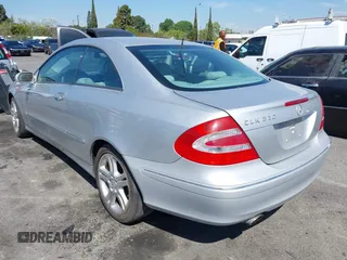 2005 Mercedes-Benz CLK 320 z VIN WDBTJ65J35F145745, wystawiony jako IAAI lot #42004415 z przebiegiem 189 275 mil mil oraz . Historia ofert i sprzedaży dostępna na DreamBid. Obrazek 3.