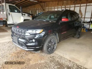 2023 Jeep Compass (RED) Edition z VIN 3C4NJDCN0PT511447, wystawiony jako Copart lot #52652105 z przebiegiem 24 610 mil mil oraz Szkoda całkowita • Salvage title. Historia ofert i sprzedaży dostępna na DreamBid. Obrazek 1.