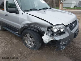2005 Ford Escape XLT with VIN 1FMYU93125KD27166, listed as a IAAI auction lot 41892715 with 59,067 mi miles. Bid and sale history available at carsss.com. Image 6.