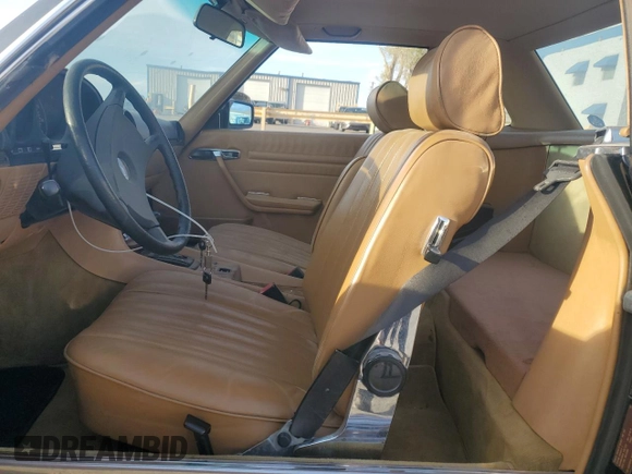 1985 Mercedes-Benz 380 z VIN WDBBA45C6FA018567, wystawiony jako Copart lot #49676645 z przebiegiem 129 320 mil mil oraz Czysty tytuł • Clean title. Historia ofert i sprzedaży dostępna na DreamBid. Obrazek 7.