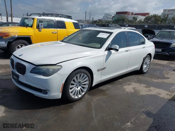 2009 BMW 7 Series 750i with VIN WBAKA83519CY33892, listed as a IAAI auction lot 41913792 with 83,184 mi miles. Bid and sale history available at carsss.com. Image 2.