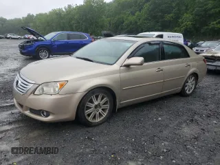 2008 Toyota Avalon XL z VIN 4T1BK36B18U311384, wystawiony jako Copart lot #61247125 z przebiegiem 135 277 mil mil oraz Czysty tytuł • Clean title. Historia ofert i sprzedaży dostępna na DreamBid. Obrazek 1.