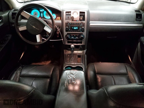 2009 Chrysler 300 z VIN 2C3KK53V69H586188, wystawiony jako Copart lot #50994545 z przebiegiem 157 861 mil mil oraz Szkoda całkowita • Salvage title. Historia ofert i sprzedaży dostępna na DreamBid. Obrazek 8.