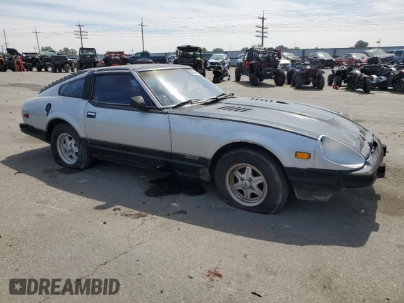 1982 Datsun 280ZX z VIN JN1HZ04SXCX448748, wystawiony jako Copart lot #87670125 z przebiegiem 136 264 mil mil oraz Szkody całkowita. Historia ofert i sprzedaży dostępna na DreamBid. Obrazek 4.