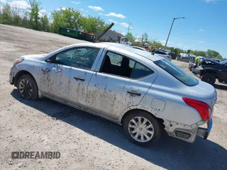 2016 Nissan Versa SV z VIN 3N1CN7AP5GL915381, wystawiony jako IAAI lot #42334410 z przebiegiem 86 373 mil mil oraz . Historia ofert i sprzedaży dostępna na DreamBid. Obrazek 3.