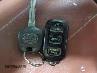 1999 Toyota Sienna LE z VIN 4T3ZF13CXXU127488, wystawiony jako IAAI lot #42334323 z przebiegiem 247 917 mil mil oraz . Historia ofert i sprzedaży dostępna na DreamBid. Obrazek 11.