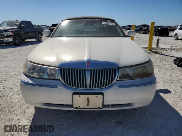 1999 Lincoln Town Car Signature z VIN 1LNHM82W4XY615634, wystawiony jako Copart lot #48886235 z przebiegiem 207 411 mil mil oraz Szkody całkowita. Historia ofert i sprzedaży dostępna na DreamBid. Obrazek 5.
