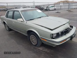 1987 Oldsmobile Cutlass Ciera z VIN 2G3AJ51W9H9378093, wystawiony jako IAAI lot #42080335 z przebiegiem 54 504 mil mil oraz . Historia ofert i sprzedaży dostępna na DreamBid. Obrazek 1.