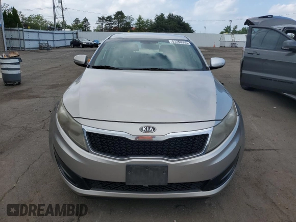 2012 Kia Optima LX z VIN 5XXGM4A70CG070588, wystawiony jako Copart lot #57240995 z przebiegiem 137 601 mil mil oraz Szkoda całkowita • Salvage title. Historia ofert i sprzedaży dostępna na DreamBid. Obrazek 5.