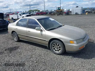 1995 Honda Accord LX with VIN 1HGCD563XSA013868, listed as a IAAI auction lot 42053028 with 184,181 mi miles and . Bid and sale history available at carsss.com. Image 1.