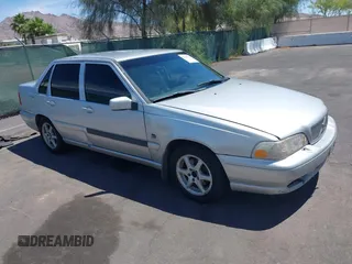 1999 Volvo S70 z VIN YV1LS55A0X2597598, wystawiony jako IAAI lot #42249040 z przebiegiem 280 390 mil mil oraz . Historia ofert i sprzedaży dostępna na DreamBid. Obrazek 1.