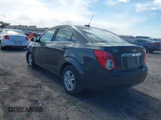2016 Chevrolet Sonic LT z VIN 1G1JC5SH1G4185750, wystawiony jako IAAI lot #38799488 z przebiegiem 170 067 mil mil oraz . Historia ofert i sprzedaży dostępna na DreamBid. Obrazek 3.