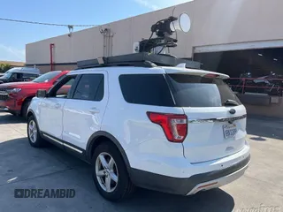 2017 Ford Explorer XLT z VIN 1FM5K8D83HGD73353, wystawiony jako IAAI lot #42568753 z przebiegiem 119 689 mil mil oraz . Historia ofert i sprzedaży dostępna na DreamBid. Obrazek 3.