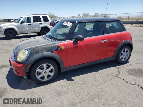 2008 MINI Hardtop z VIN WMWMF33518TT66193, wystawiony jako Copart lot #65858675 z przebiegiem 155 749 mil mil oraz Czysty tytuł • Clean title. Historia ofert i sprzedaży dostępna na DreamBid. Obrazek 1.
