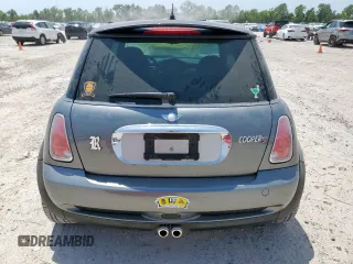 2005 MINI Hardtop S z VIN WMWRE33435TG95329, wystawiony jako Copart lot #56890015 z przebiegiem 47 985 mil mil oraz Czysty tytuł • Clean title. Historia ofert i sprzedaży dostępna na DreamBid. Obrazek 6.