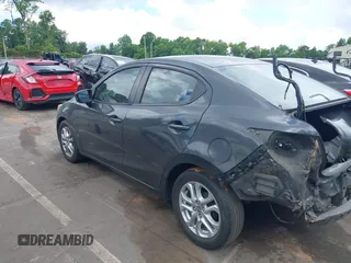 2016 Scion iA z VIN 3MYDLBZV5GY133972, wystawiony jako IAAI lot #42260164 z przebiegiem 156 981 mil mil oraz . Historia ofert i sprzedaży dostępna na DreamBid. Obrazek 3.