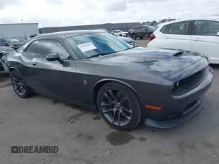 2023 Dodge Challenger R/T Scat Pack z VIN 2C3CDZFJ3PH561633, wystawiony jako IAAI lot #42068508 z przebiegiem 8 755 mil mil oraz . Historia ofert i sprzedaży dostępna na DreamBid. Obrazek 1.