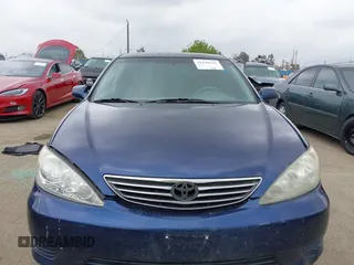 2005 Toyota Camry STD z VIN 4T1BE32K55U084967, wystawiony jako IAAI lot #42138311 z przebiegiem 272 779 mil mil oraz . Historia ofert i sprzedaży dostępna na DreamBid. Obrazek 12.