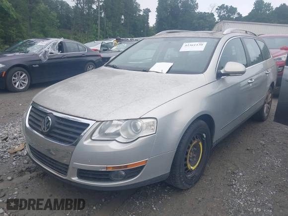 2010 Volkswagen Passat z VIN WVWXK9AN4AE106222, wystawiony jako IAAI lot #42361130 z przebiegiem 104 933 mil mil oraz . Historia ofert i sprzedaży dostępna na DreamBid. Obrazek 2.