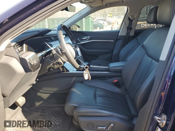 2021 Audi e-tron Prestige z VIN WA1VAAGEXMB028077, wystawiony jako Copart lot #51068735 z przebiegiem 36 998 mil mil oraz Szkody całkowita. Historia ofert i sprzedaży dostępna na DreamBid. Obrazek 7.